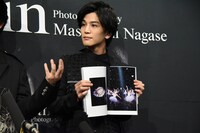 お気に入りのカットを紹介する岩田剛典。