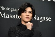 「意外と彫りが深いんだなと思いました」と語る岩田剛典。