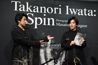 写真集をアピールする永瀬正敏と岩田剛典。