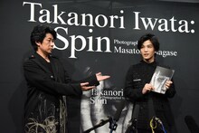 写真集をアピールする永瀬正敏と岩田剛典。