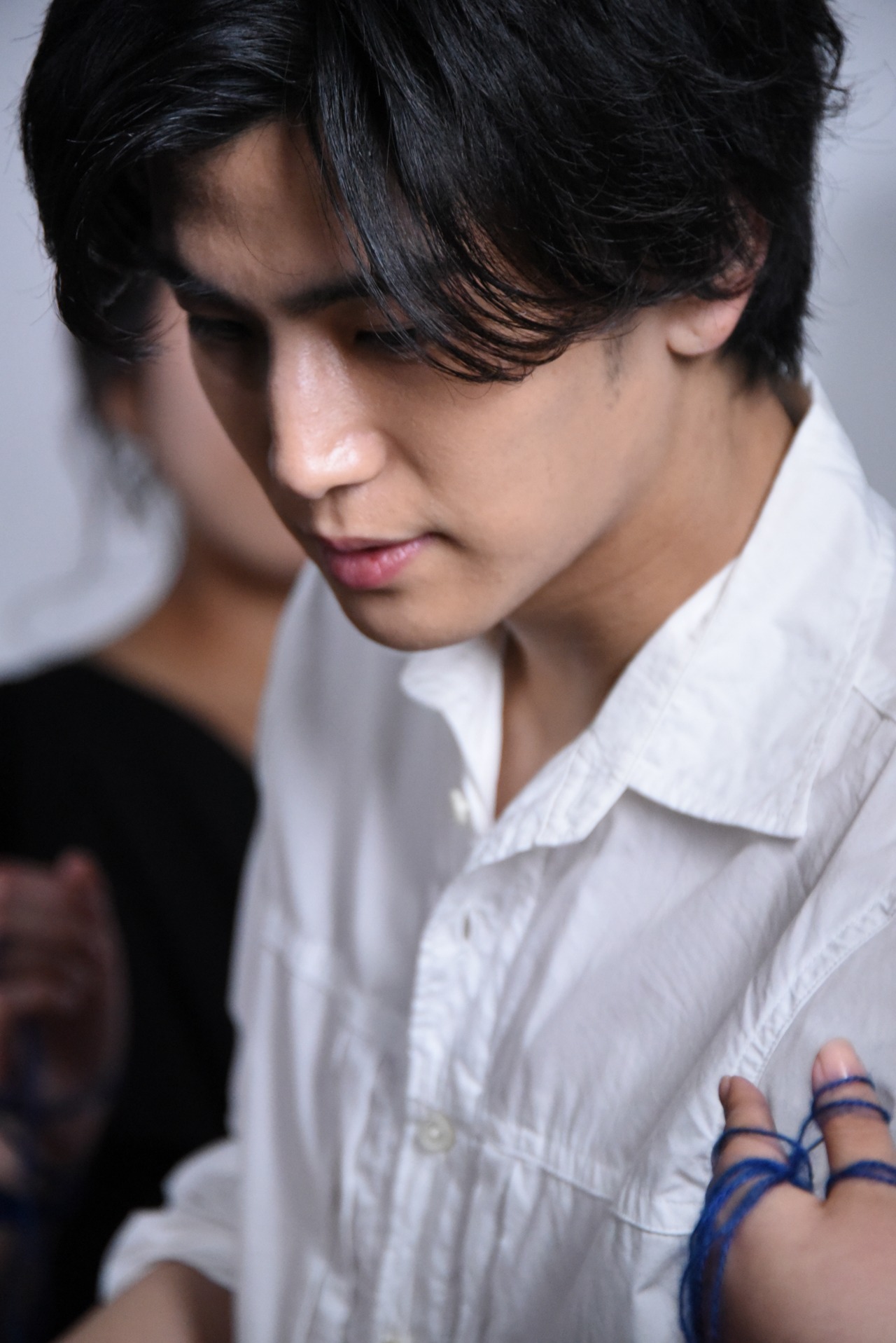 永瀬正敏によるファンとのプレミアムフォトシュートに応じる岩田剛典。