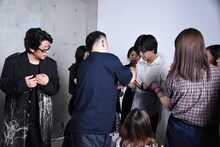 永瀬正敏によるファンと岩田剛典のプレミアムフォトシュートの様子。