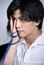 “Spinポーズ”で永瀬正敏によるファンとのプレミアムフォトシュートに応じる岩田剛典。