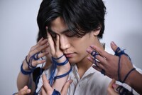 “Spinポーズ”で永瀬正敏によるファンとのプレミアムフォトシュートに応じる岩田剛典。