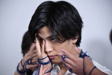 “Spinポーズ”で永瀬正敏によるファンとのプレミアムフォトシュートに応じる岩田剛典。