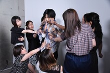 “Spinポーズ”で永瀬正敏によるファンとのプレミアムフォトシュートに応じる岩田剛典。