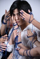 “Spinポーズ”で永瀬正敏によるファンとのプレミアムフォトシュートに応じる岩田剛典。