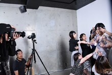 永瀬正敏によるファンと岩田剛典のプレミアムフォトシュートの様子。