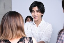 ファンと握手をする岩田剛典。