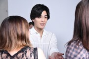 ファンと握手をする岩田剛典。