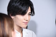 ファンと握手をする岩田剛典。