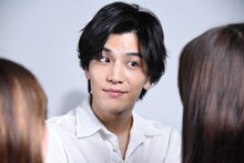 ファンと握手をする岩田剛典。