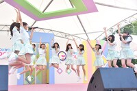 ≠MEによるデビューライブの様子。