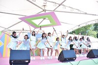 ≠MEによるデビューライブの様子。