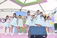 ≠MEによるデビューライブの様子。