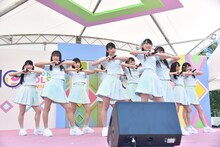 ≠MEによるデビューライブの様子。