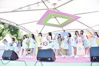 ≠MEによるデビューライブの様子。