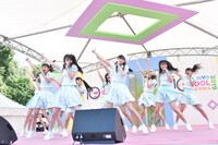 ≠MEによるデビューライブの様子。