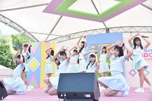 ≠MEによるデビューライブの様子。