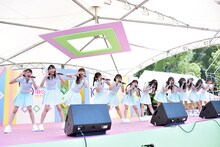 ≠MEによるデビューライブの様子。