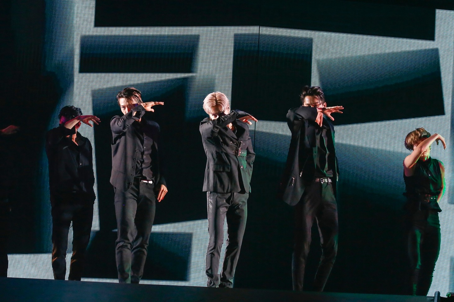 テミン（SHINee）とダンサー。