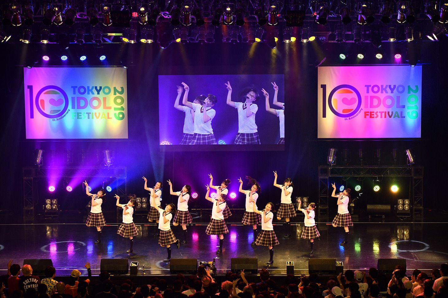 HOT STAGEに出演したさくら学院。