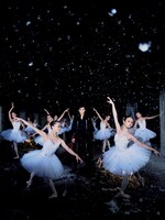 岩田剛典写真集「Spin」より。（撮影：永瀬正敏 / 講談社）