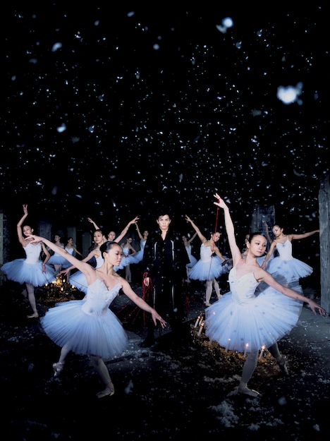 岩田剛典写真集「Spin」より。（撮影：永瀬正敏 / 講談社）