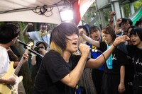 愛しておくれのライブの様子。