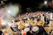 ナードマグネットのライブの様子。