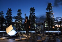 庭園を歩く山口一郎（NF、サカナクション）。