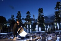 モニュメントを叩きながら庭園の説明を行う山口一郎（NF、サカナクション）。