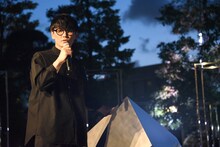 モニュメントを叩きながら庭園の説明を行う山口一郎（NF、サカナクション）。