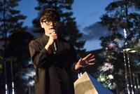 庭園の説明を行う山口一郎（NF、サカナクション）。