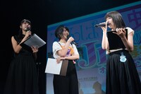 正式にアイドルプロデューサーになったことを報告する奥村野乃花（右）。