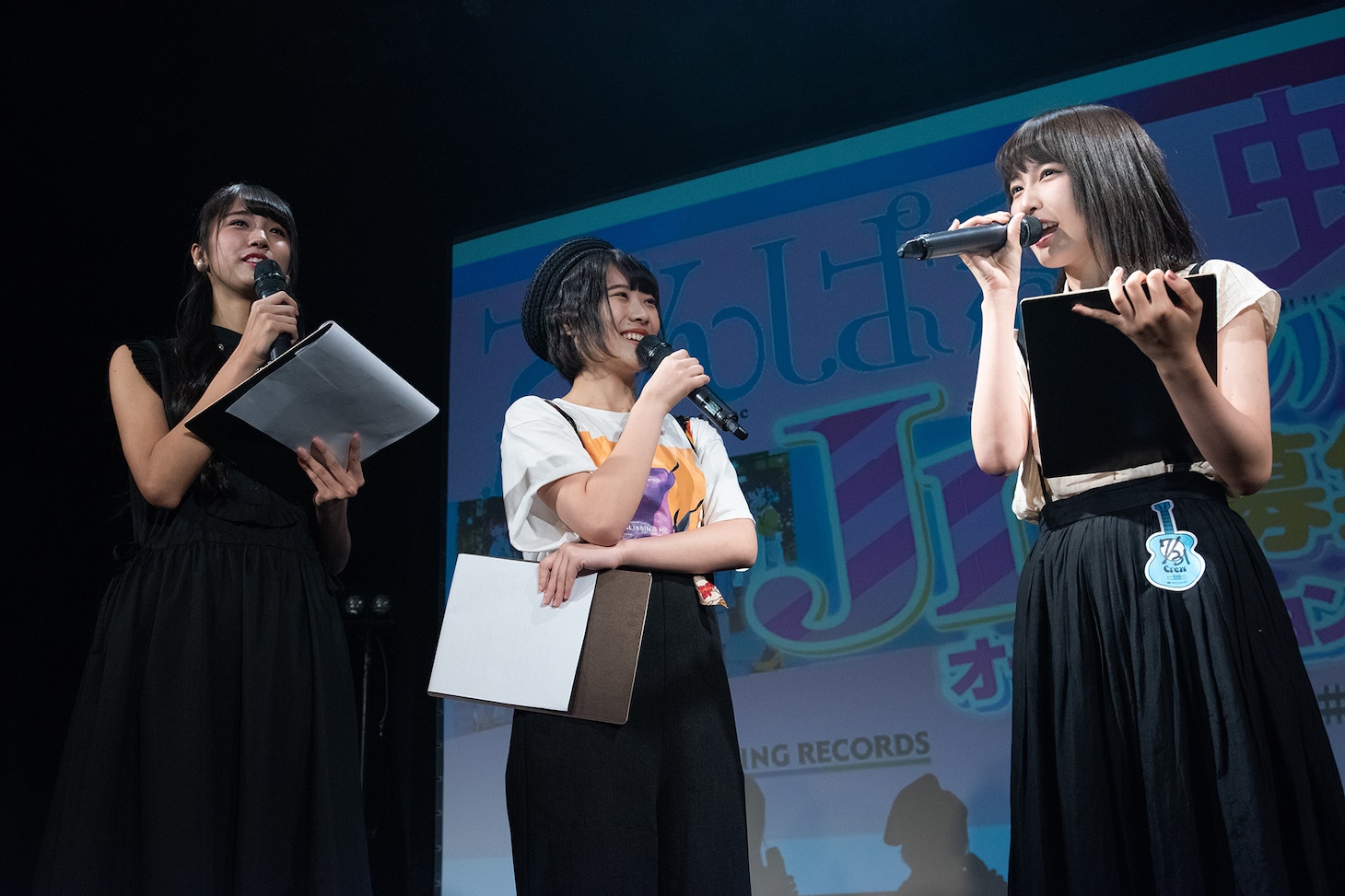 正式にアイドルプロデューサーになったことを報告する奥村野乃花（右）。