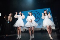 リルネードと奥村野乃花プロデューサー（左端）。