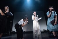 「DEARSTAGE新人ユニットお披露目LIVE」MCの清水理子、的場華鈴、古川未鈴、相沢梨紗（左から）。