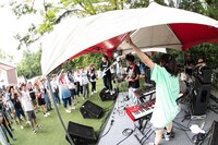 Baconのライブの様子。