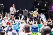 THE YANGのライブの様子。