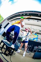 THE YANGのライブの様子。