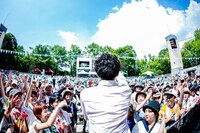 愛はズボーンのライブの様子。