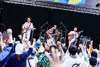 愛はズボーンのライブの様子。