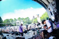 cinema staffのライブの様子。