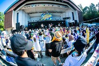 DENIMSのライブの様子。