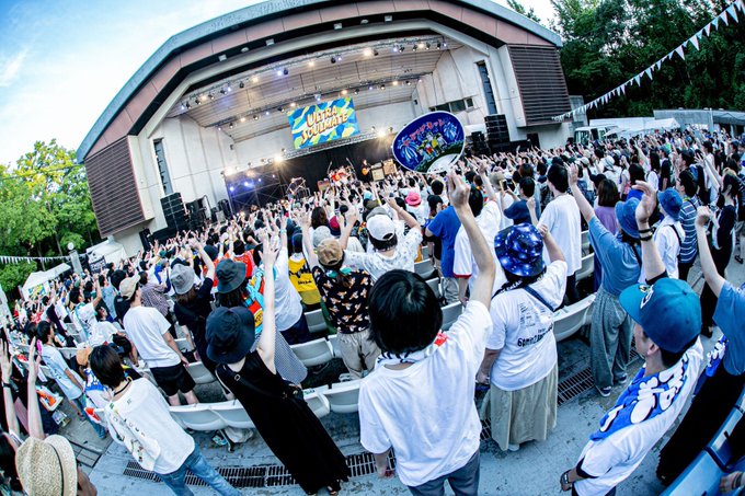 KANA-BOONのライブの様子。