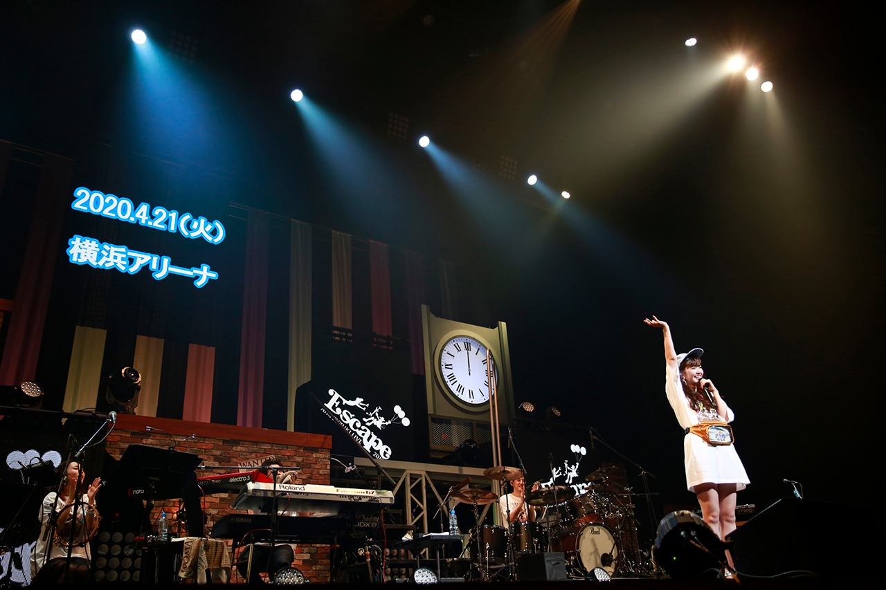 「鈴木愛理 LIVE 2019 "Escape"」大阪・フェスティバルホール公演の様子。（写真提供：アップフロントグループ）