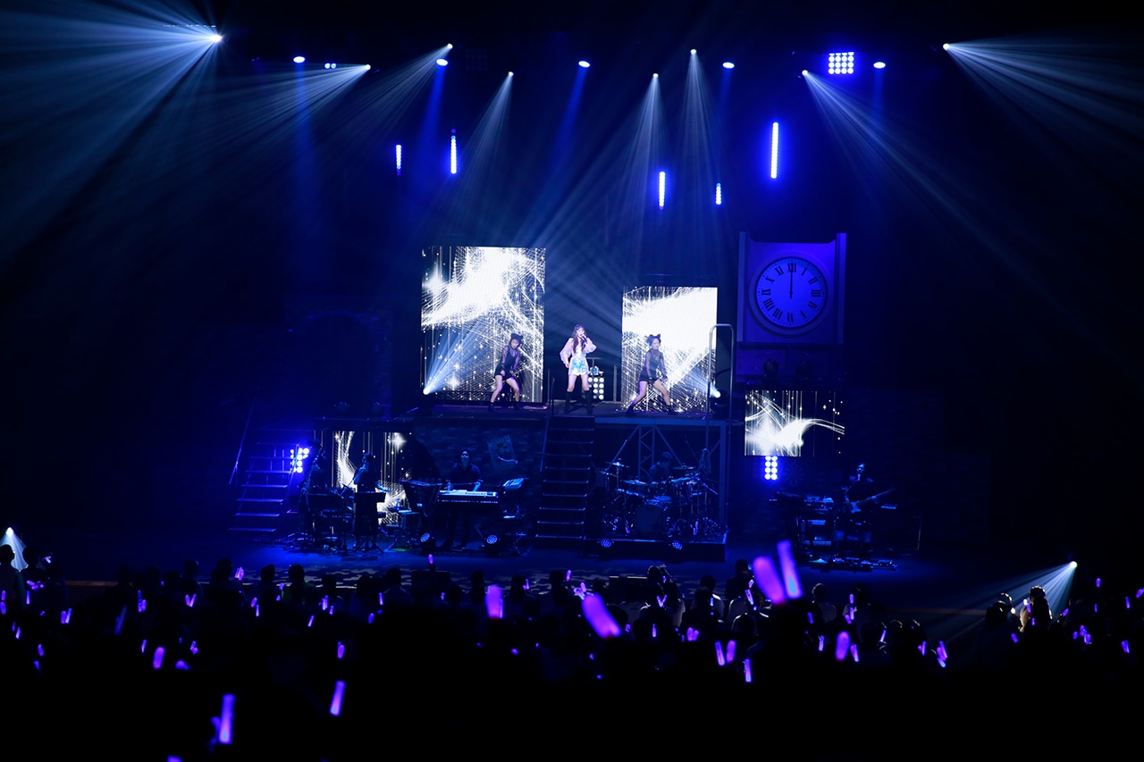 「鈴木愛理 LIVE 2019 "Escape"」大阪・フェスティバルホール公演の様子。（写真提供：アップフロントグループ）