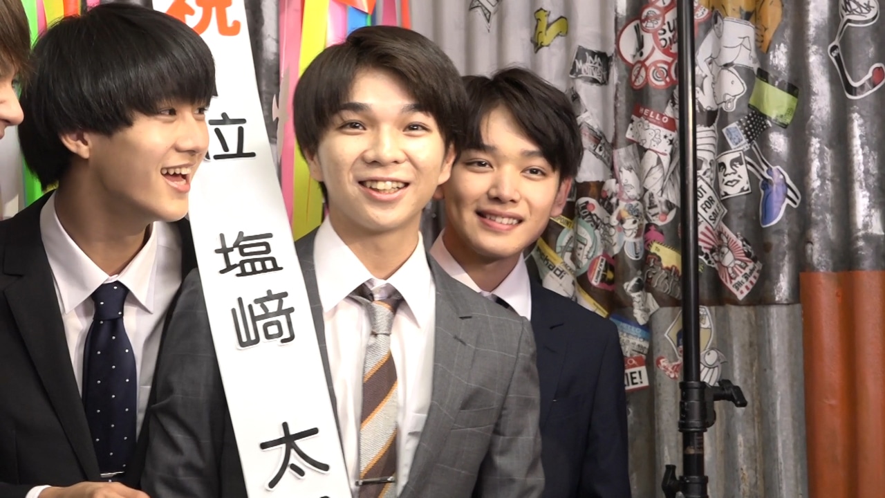 1位を獲得した塩崎太智（中央）。