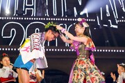 「MomocloMania2019 -ROAD TO 2020- 史上最大のプレ開会式」2日目公演での表彰式の様子。